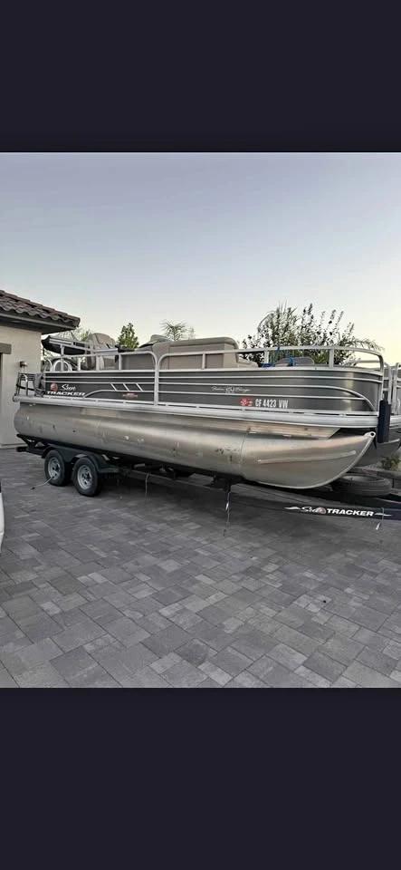 2024 Sun Tracker DLX 20ft Pontoon