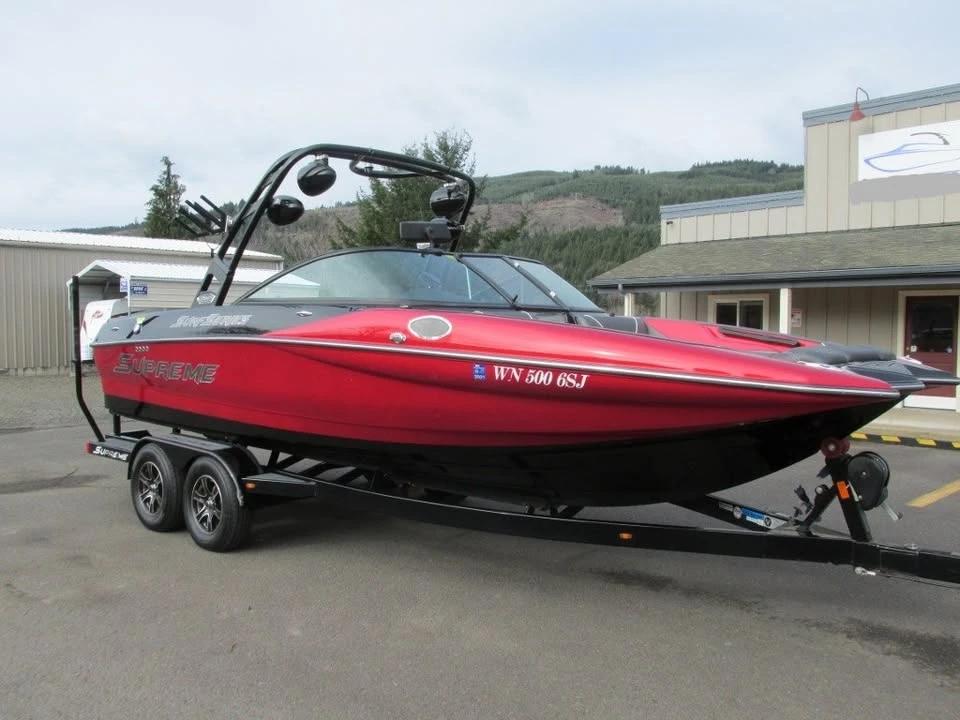2016 Supreme S226 Wakesurf boat S226