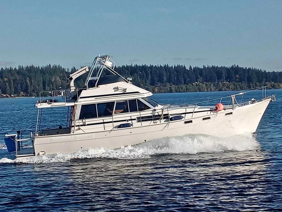 1986 Bayliner and boathouse