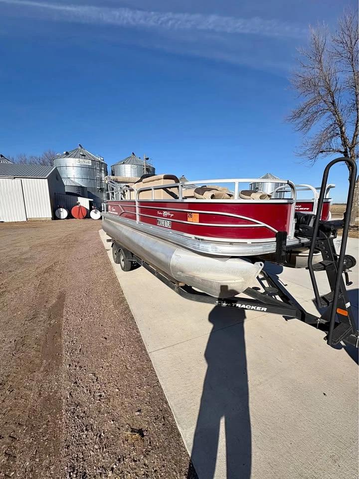 2018 Sun Tracker Fishing Barge