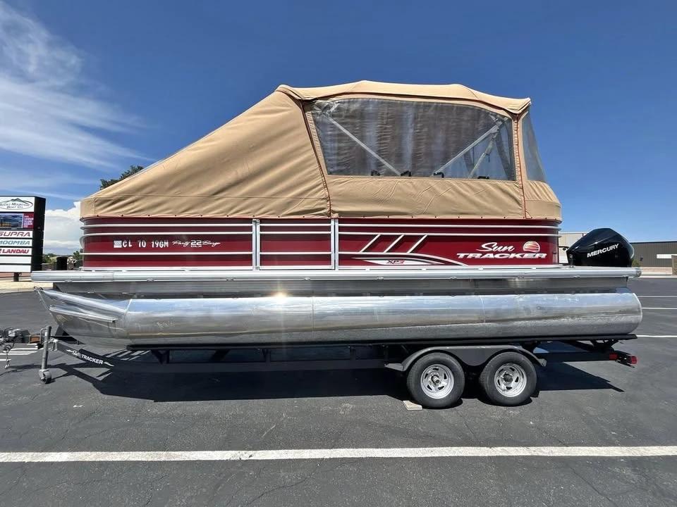 2021 Sun Tracker Party Barge XP3