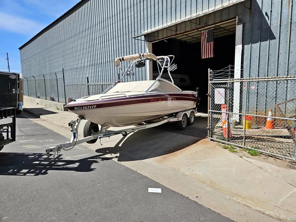 1999 MasterCraft Maristar 230