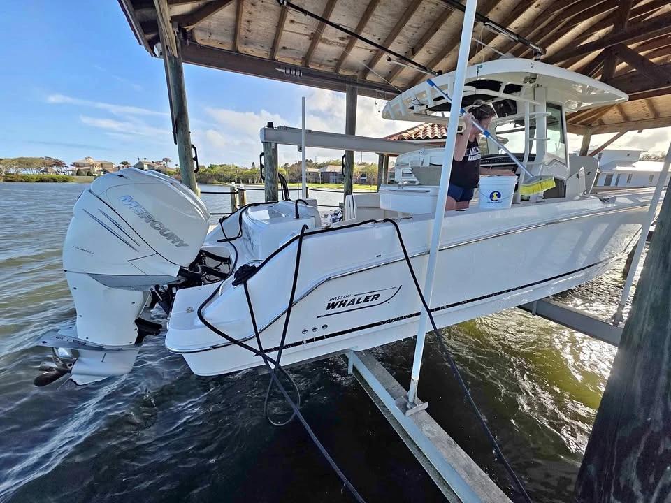 2018 Boston Whaler 330 Outrage