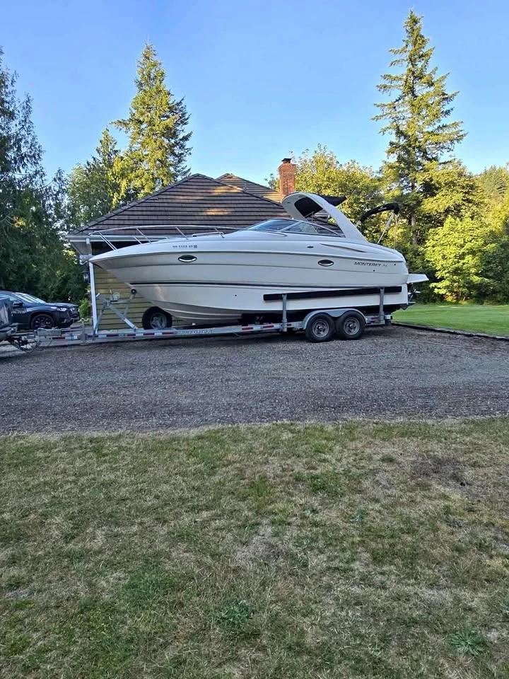 2004 Monterey Cuddie Cruiser Cuddy Cabins