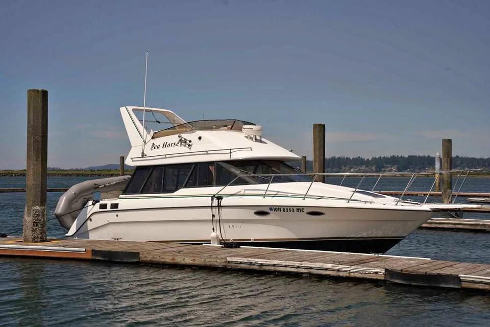 1991 Bayliner Command Bridge 3058 3058