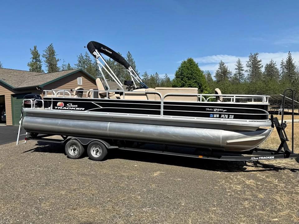 2019 Sun Tracker Fishin Barge