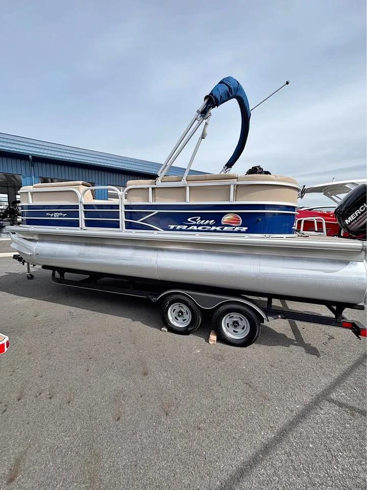 2017 Sun Tracker 20 DLX