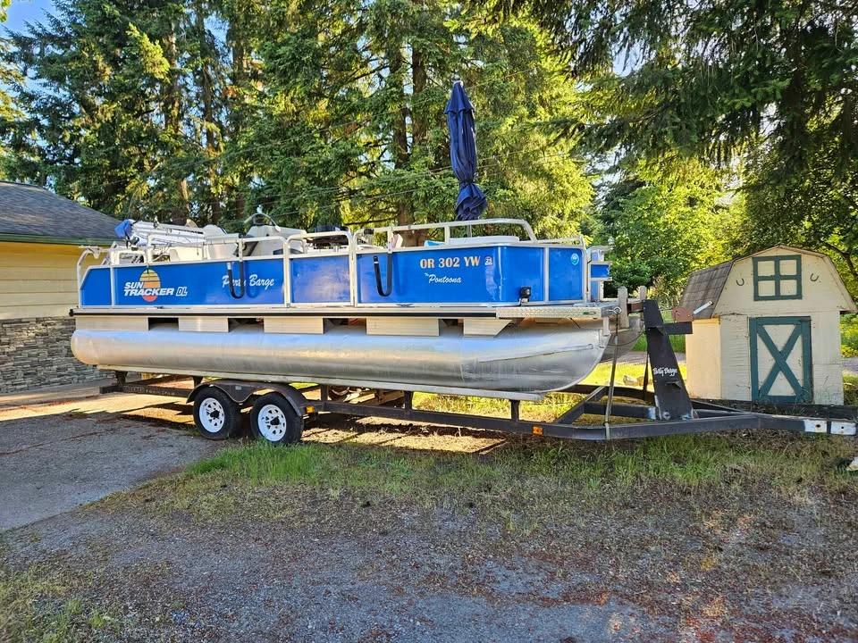 1991 Suntracker party barge