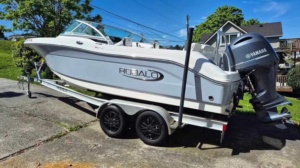 2022 Robalo R207 Sport/Fishing Boat R207 Dual Console