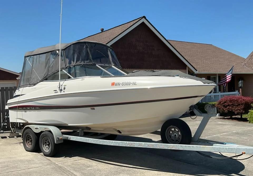 2002 Maxim 21’ sport deck 2100 SD
