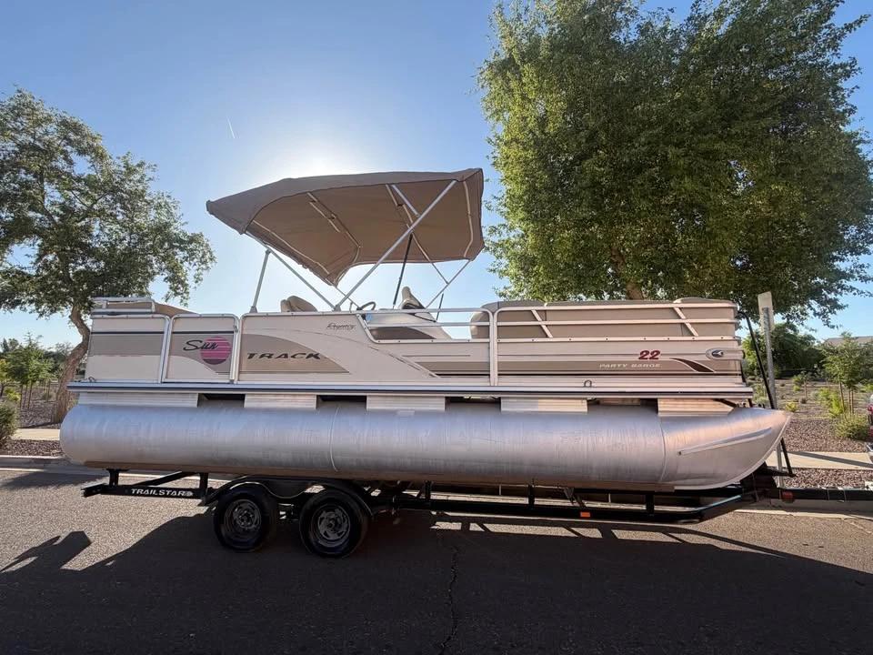 2002 Sun tracker pontoon Bass Buggy 18