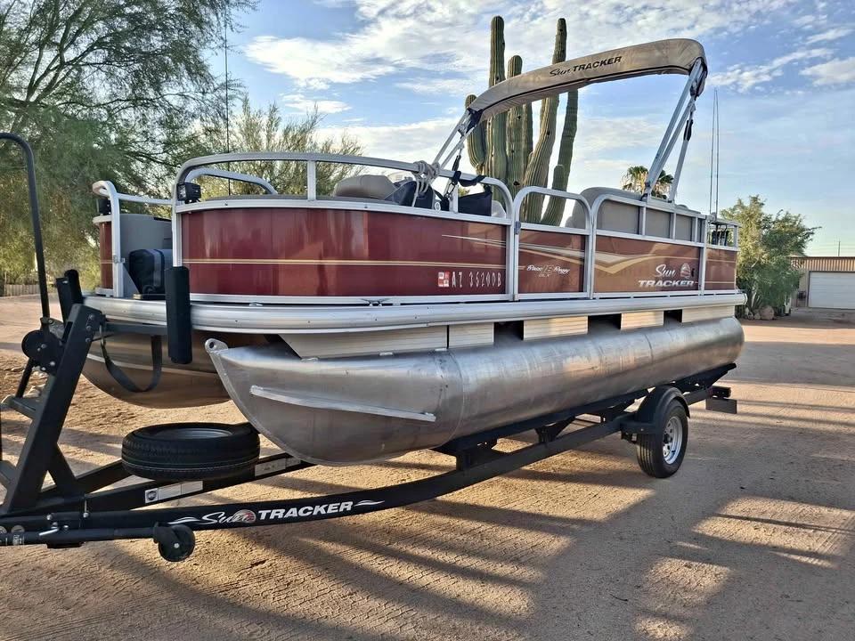 2021 Suntracker Pontoon Party Barge 20 DLX