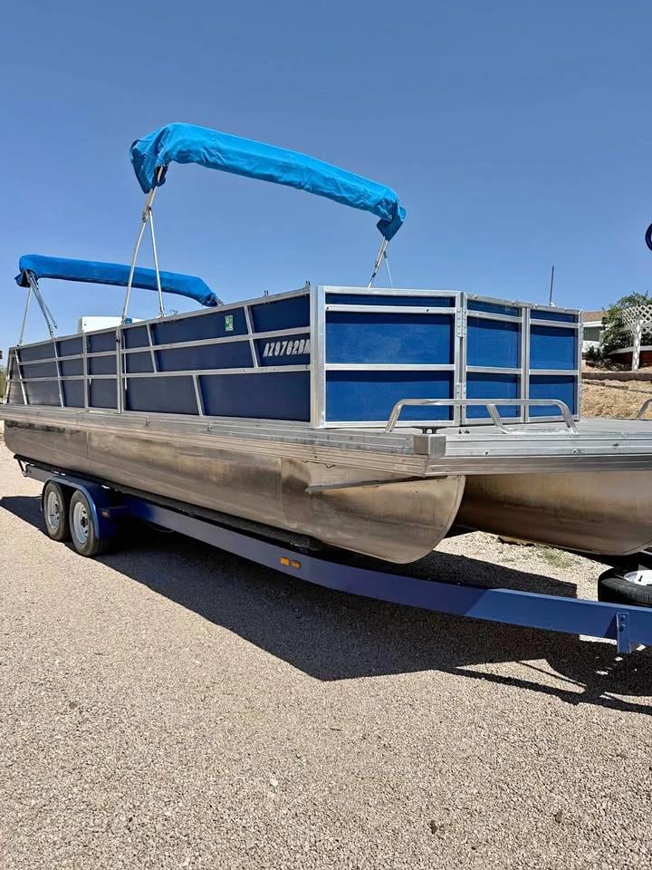 1994 JC Tritoon 26 foot 5.7 V8 mercruiser JC Pontoon 26