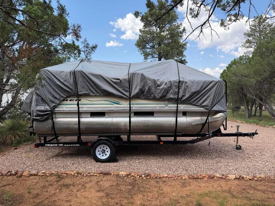 2006 Suntracker pontoon Bass Buggy 18