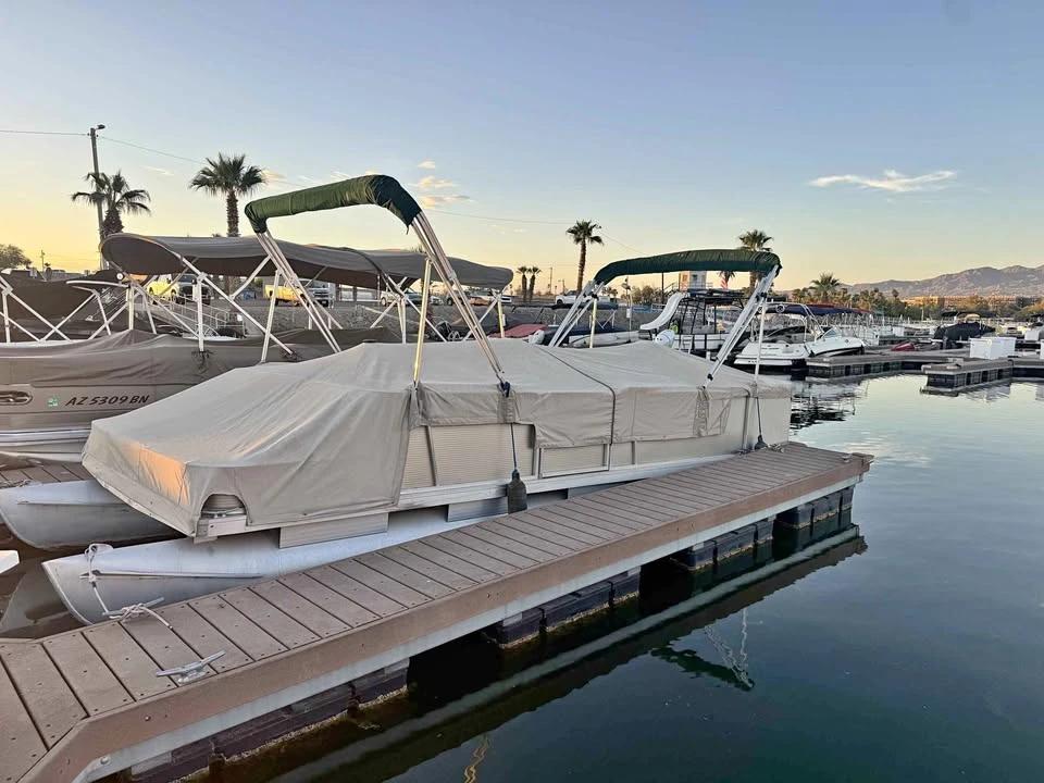 1986 Suntracker pontoon 24ft Party Barge 24