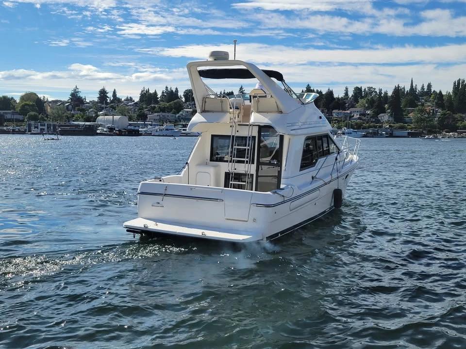 2001 Bayliner 3388 motor yacht Bayliner 205 Bowrider