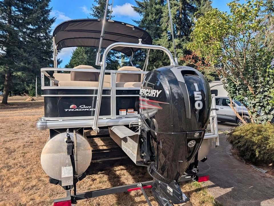 2019 Sun Tracker 24dlx fishin' barge 24dlx fishin'