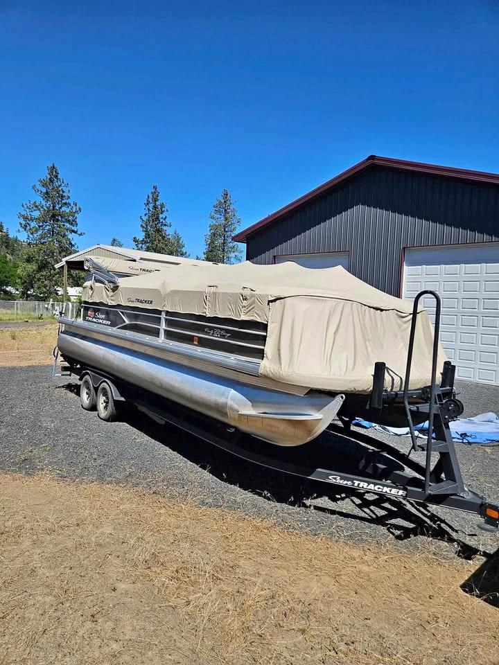 2019 Party Barge 22 RF DLX 22 RF DLX