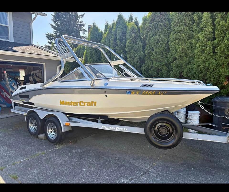 2009 Mastercraft wake surf boat