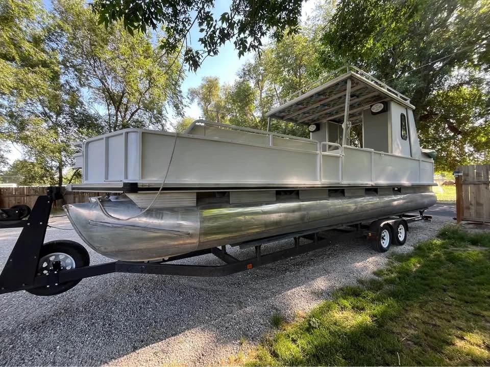 2000 30’ party barge Party Hut 30