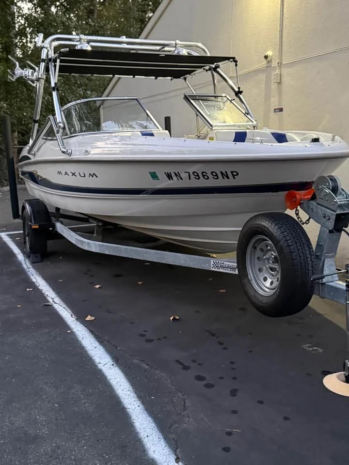 1990 MasterCraft wakesurfing