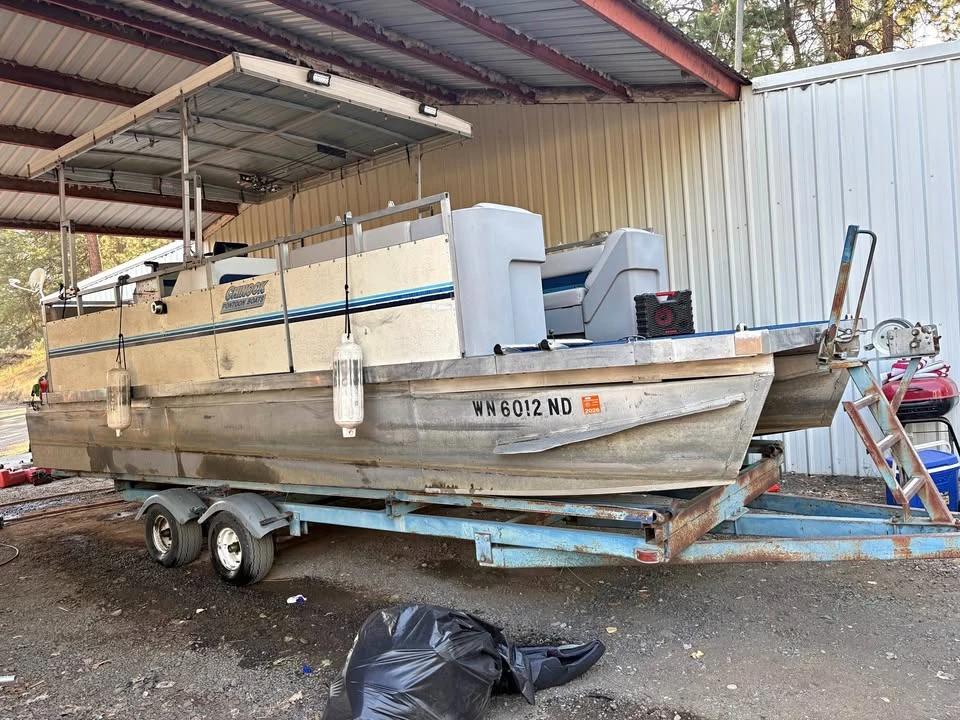 1988 Chinook pontoon boat Sunfish 618B