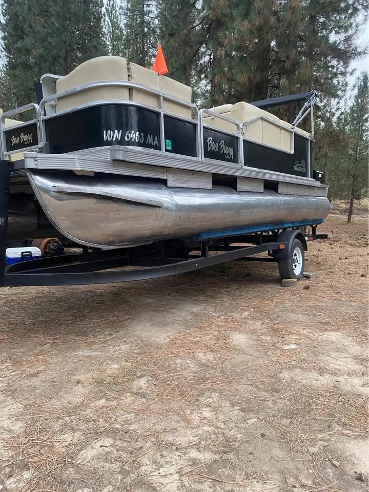 2025 2025 20’ Bass Buggy sun tracker. Bass Buggy 18 DLX