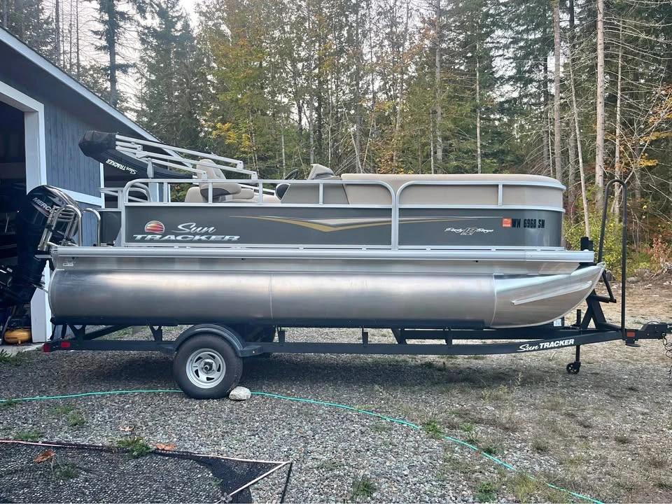 2026 Sun Tracker Party Barge 18 DLX Pontoon Boat SUN TRACKER PARTY BARGE 18 DLX